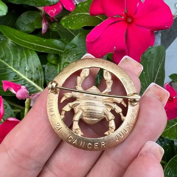 Vintage Crown Trifari 1969 Cancer Zodiac Brooch Gold-tone Astrology Crab - Picture 3 of 17